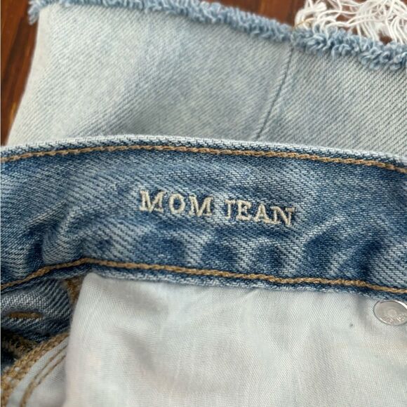 American Eagle distressed denim cutoff mom jean shorts size 2 100% cotton - Picture 2 of 9